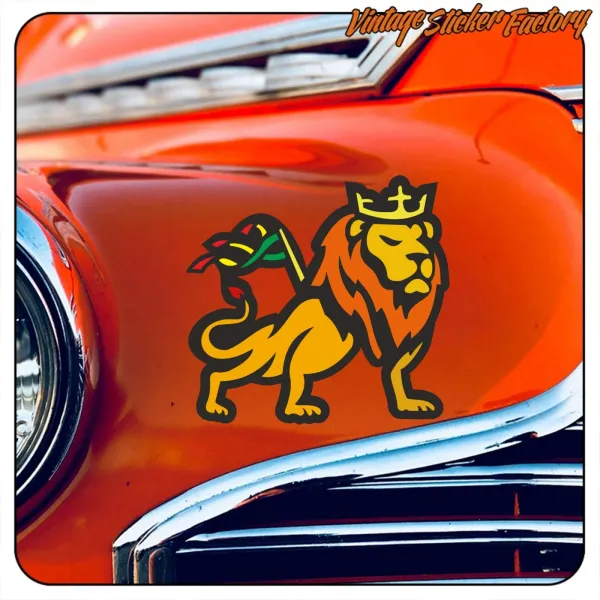 Lion avec couronne et foulard appliqué sur la carrosserie d’une voiture classique rouge