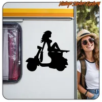 Schwarze Silhouette einer Frau auf einer Vespa an der Seite eines Wohnwagens, alternative Ansicht