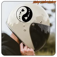 Detail eines weißen Helms mit rundem Yin-Yang-Aufkleber