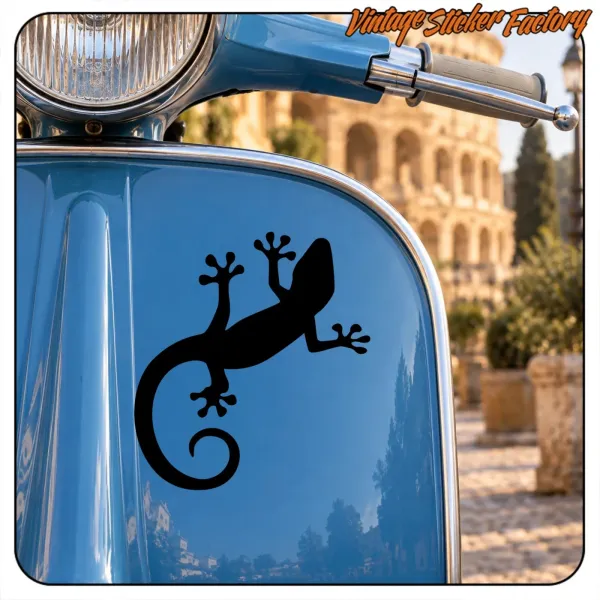 Detalle de un gecko negro en el carenado azul de una scooter