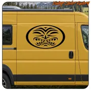 Schwarzer Tribal-Sonnenaufkleber an der Seite eines gelben Lieferwagens