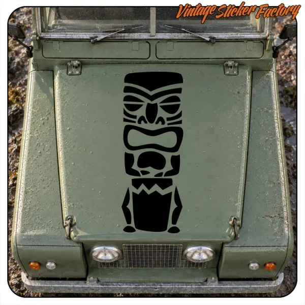 Vista del diseño TIKI negro colocado en el frontal de un vehículo verde