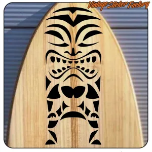 Motif TIKI noir appliqué sur une planche de surf en bois