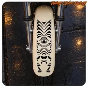Schwarzes Tiki-Design auf dem vorderen Kotflügel eines Motorrads