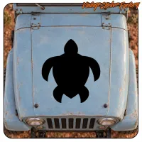 Silueta negra de tortuga aplicada sobre el capó de un vehículo azul.
