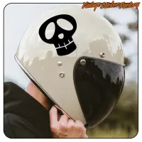 Casque clair à visière sombre avec un crâne noir appliqué sur un côté