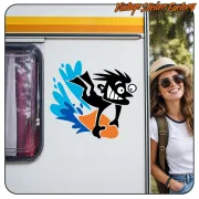 Pegatina del personaje caricaturesco aplicada en el lateral de una caravana, junto a una viajera