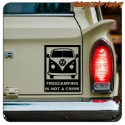 Sticker FREECAMPING placé près du feu arrière d’un fourgon classique
