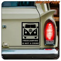Détail du sticker FREECAMPING près du feu arrière d’un fourgon classique