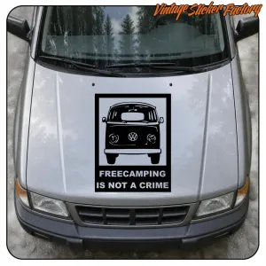 Autocollant FREECAMPING IS NOT A CRIME placé sur le capot d’un van