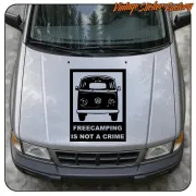 FREECAMPING IS NOT A CRIME Aufkleber auf der Motorhaube eines Vans
