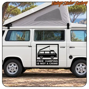 Weißer Campervan mit dem seitlich angebrachten Aufkleber «FREE CAMPING IS NOT A CRIME»