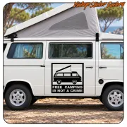 Furgoneta camper blanca con la pegatina «FREE CAMPING IS NOT A CRIME» aplicada en el lateral