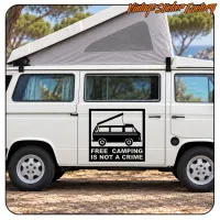 Seitenansicht eines Campervans mit rechteckigem Van-Aufkleber und dem Text «FREE CAMPING IS NOT A CRIME»