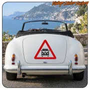 Precaución T1 placé à l’arrière d’un cabriolet blanc près de la mer