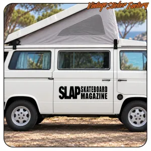 Schwarzer «SLAP SKATEBOARD MAGAZINE»-Aufkleber an der Tür eines Wohnmobils