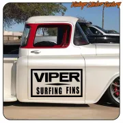 Design VIPER SURFING FINS noir appliqué sur la porte d’une camionnette classique