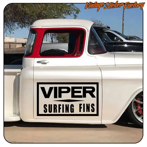 VIPER SURFING FINS Aufkleber an der Tür eines klassischen weißen Pick-ups