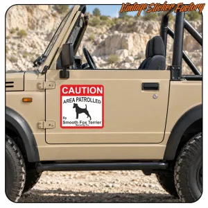 Autocollant CAUTION AREA PATROLLED posé sur la porte d’un tout-terrain beige