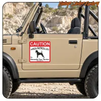 Vue alternative de l’adhésif CAUTION AREA PATROLLED appliqué sur un tout-terrain beige