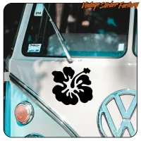 Détail d’une fleur d’hibiscus noire sur la carrosserie d’un fourgon classique