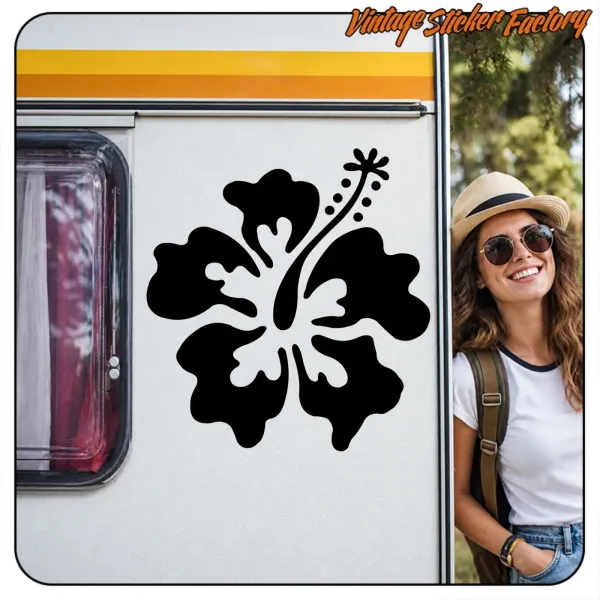 Montaje de la flor hawaiana de hibisco sobre una caravana, junto a una viajera