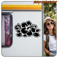 Détail d’une fleur d’hibiscus hawaïenne en noir et blanc sur une caravane