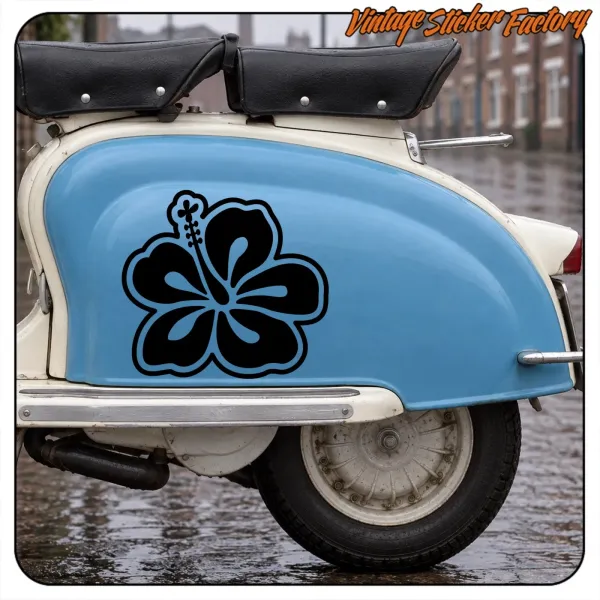 Vinyle hibiscus noir posé sur le panneau latéral bleu d’un scooter