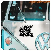 Hawaiianische Hibiskusblüte auf der Karosserie eines Volkswagen-Transporters
