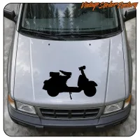 Schwarze Silhouette eines klassischen Rollers auf der Motorhaube eines Fahrzeugs, Frontalansicht
