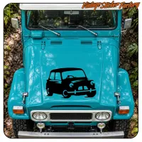 Detalle frontal de un todoterreno azul con pegatina negra de coche clásico