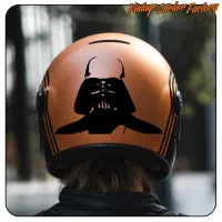 Rückansicht eines Motorradhelms mit angebrachter Darth-Vader-Silhouette