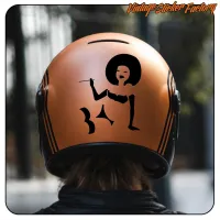Alternative Ansicht des auf einem Motorradhelm angebrachten AFRO-Aufklebers