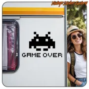 Pegatina negra «GAME OVER» con invasor espacial pixelado aplicada en una caravana