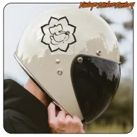 Detail eines hellen Motorradhelms mit angebrachtem Ganesha-Aufkleber