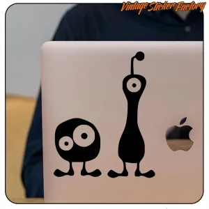 Zwei schwarze Monster verzieren den Deckel eines Laptops