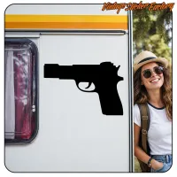 Aplicación de la silueta de una pistola en el lateral de una caravana