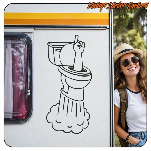 Diseño de inodoro y mano aplicado en el lateral de una caravana, junto a una persona
