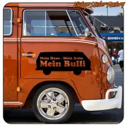 Aufkleber «Mein Haus - Mein Auto Mein Bulli» an der Seite eines klassischen Campervans