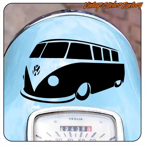 Adhesivo T1 custom en una scooter clásica, sobre el cuadro del velocímetro