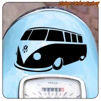 Individueller T1-Aufkleber auf einem klassischen Roller über dem Tachometer