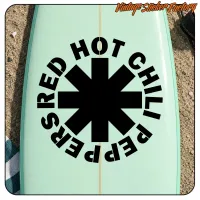 Detalle de la pegatina RED HOT CHILI negra en una tabla de surf