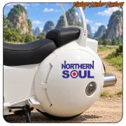 Pegatina Northern Soul en el panel lateral de un scooter blanco