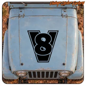 Schwarzes V8-Design auf der Motorhaube eines klassischen Fahrzeugs angebracht