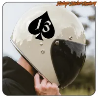 Casco de motocicleta claro con el diseño negro de pica y número 13 aplicado
