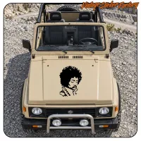 Vista frontal de un todoterreno con la pegatina de Hendrix en el capó