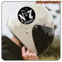 Weißer Helm mit rundem «OLD N°7 BRAND»-Aufkleber an der Seite
