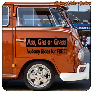 Adhésif « Ass, Gas or Grass. Nobody Rides for FREE! » appliqué sur la porte d’une camionnette vintage orange