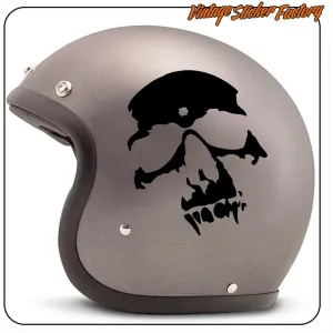 Calavera negra aplicada en el lateral de un casco gris