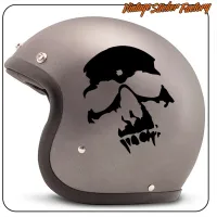Vue du motif de tête de mort noire appliqué sur un casque gris